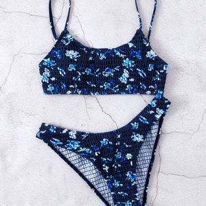 Never worn SHEIN navy floral bikini.. Size 4 / SMALL seersucker material